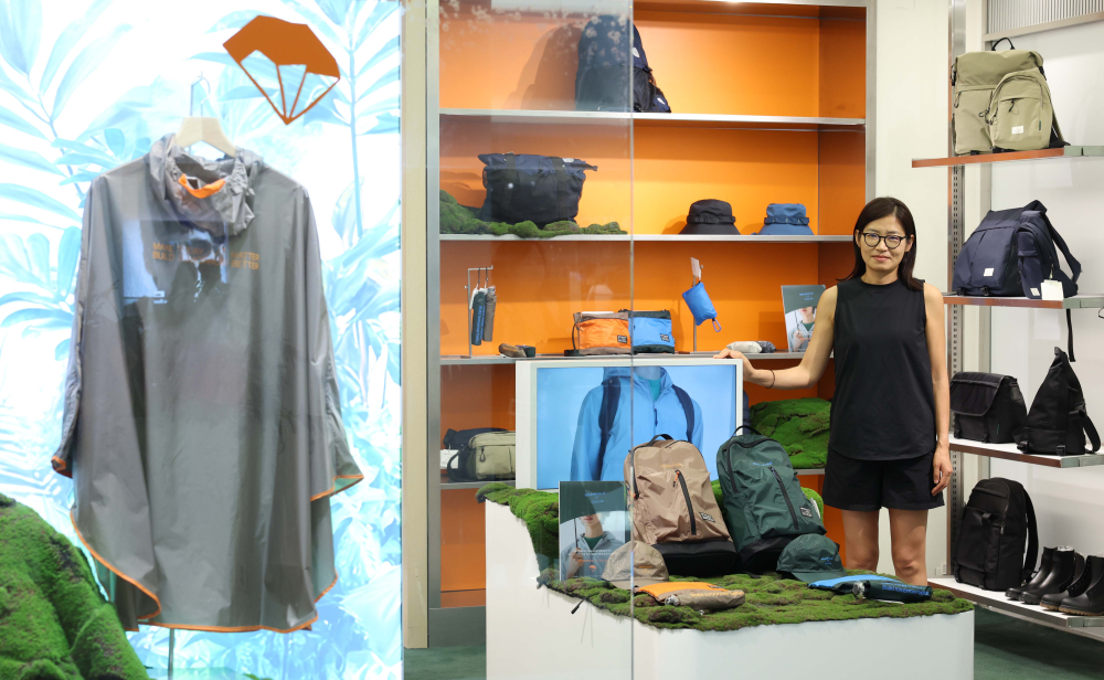 ▲김인희 빈폴액세서리 팀장이 23일 서울 영등포구 빈폴 타임스퀘어점에서 ‘애니웨더’ 라인과 함께 포즈를 취하고 있다.  (사진=신태현 기자 holjjak@)