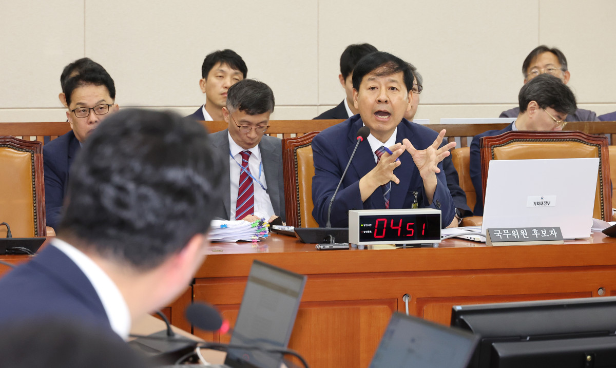 ▲구윤철 경제부총리 겸 기획재정부 장관 후보자가 17일 국회 기획재정위원회에서 열린 인사청문회에서 개혁신당 천하람 의원이 예산실장 시절 관급공사 업체서 단체장 접촉 등과 관련한 질문에 답변하고 있다. (연합뉴스)