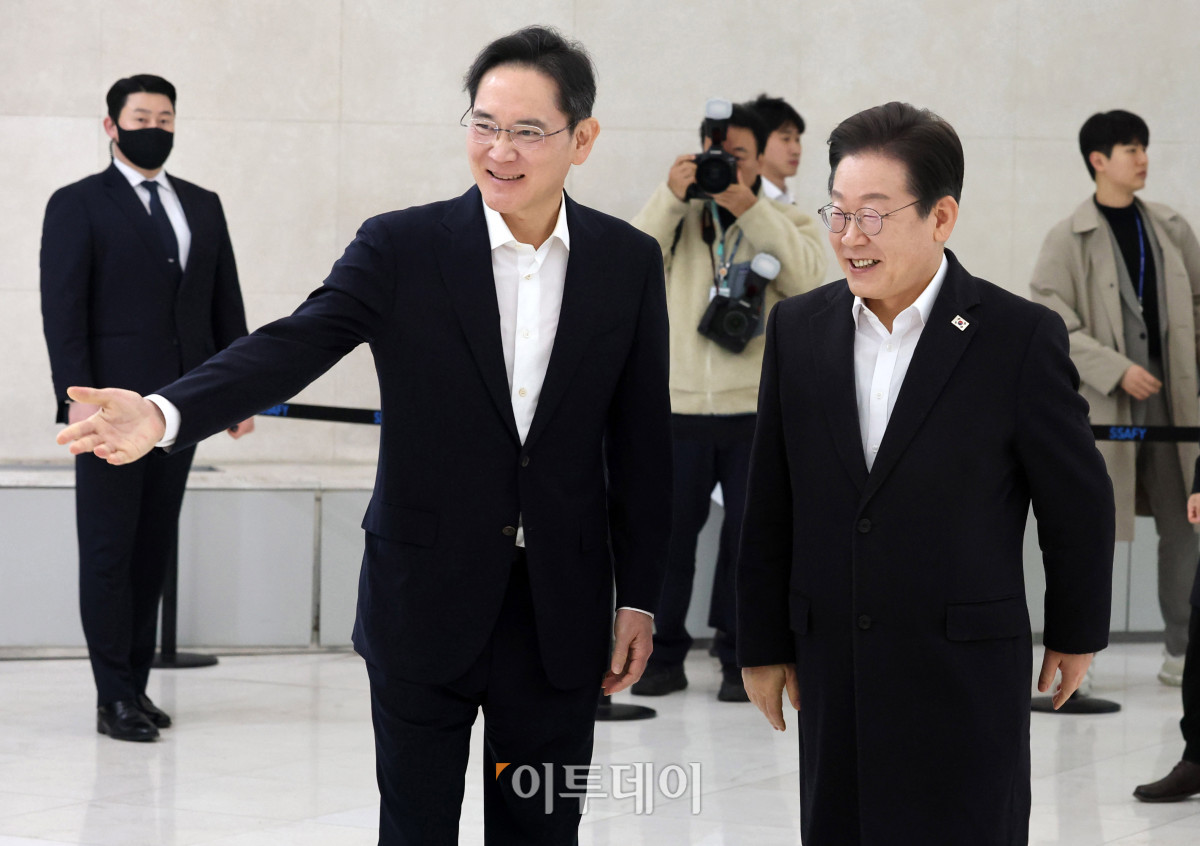 ▲ 이재용(왼쪽) 삼성전자 회장이 올해 3월 20일 서울 강남구 역삼동 삼성 청년 소프트웨어 아카데미(SSAFY)에서 열린 '청년 취업 지원 현장 간담회'에 참석, 이재명 대통령(당시 더불어민주당 대표)을 안내하고 있다. (신태현 기자 holjjak@)