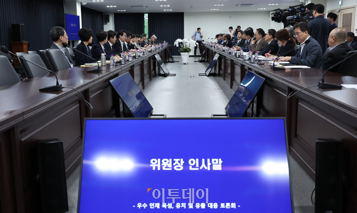 ▲이한주 국정기획위원회 위원장이 17일 서울 종로구 국정기획위원회에서 열린 우수 인재 육성, 유치 및 유출 대응 토론회에서 모두발언을 하고 있다. 조현호 기자 hyunho@