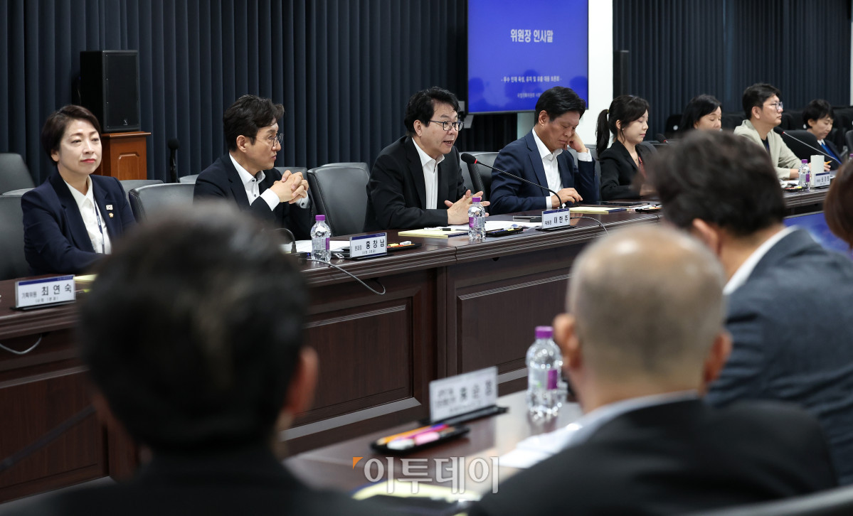 ▲이한주 국정기획위원회 위원장이 17일 서울 종로구 국정기획위원회에서 열린 우수 인재 육성, 유치 및 유출 대응 토론회에서 모두발언을 하고 있다. 조현호 기자 hyunho@