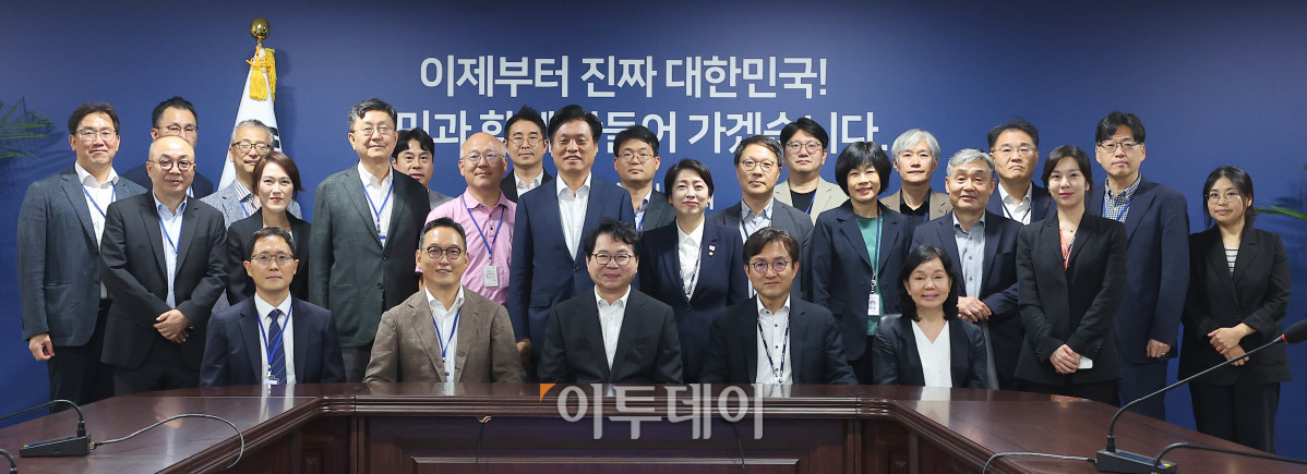 ▲이한주(앞줄 가운데) 국정기획위원회 위원장 등 참석자들이 17일 서울 종로구 국정기획위원회에서 열린 우수 인재 육성, 유치 및 유출 대응 토론회에서 참석자들과 기념촬영을 하고 있다. 조현호 기자 hyunho@