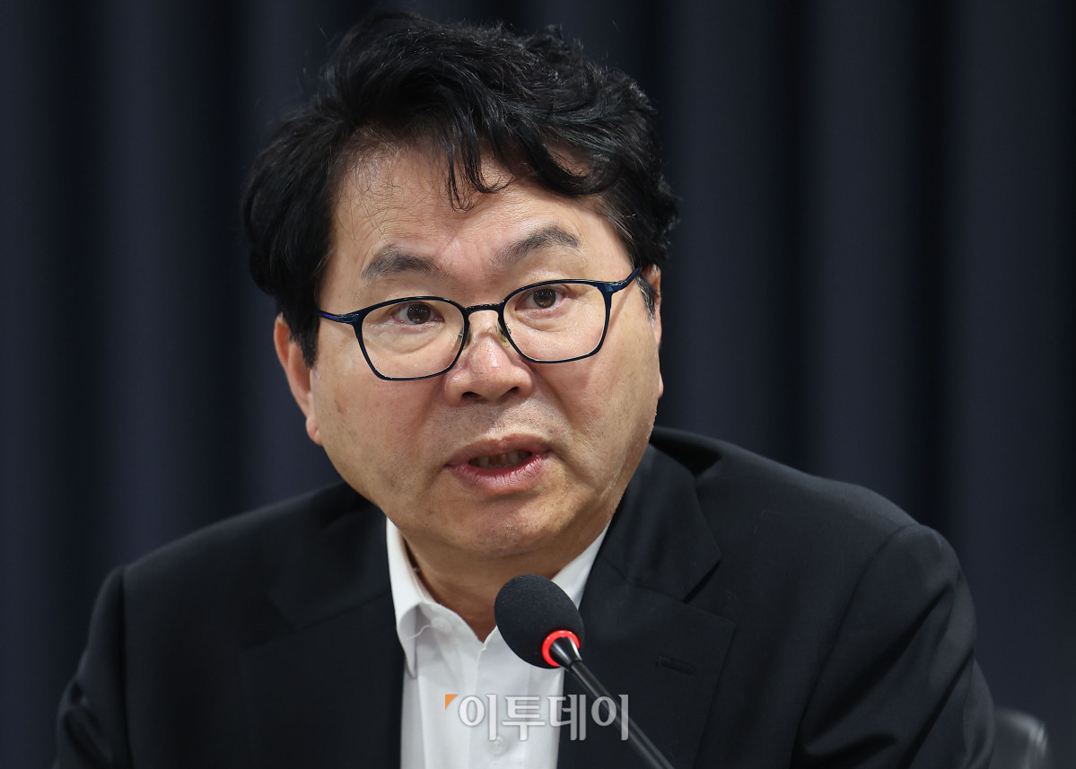 ▲이한주 국정기획위원회 위원장이 17일 서울 종로구 국정기획위원회에서 열린 우수 인재 육성, 유치 및 유출 대응 토론회에서 모두발언을 하고 있다. 조현호 기자 hyunho@