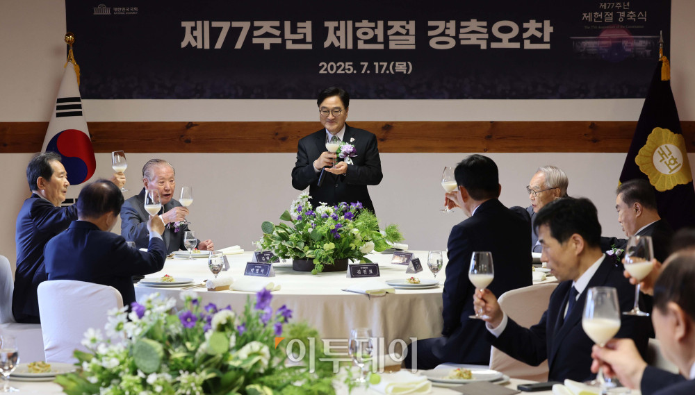 ▲우원식 국회의장과 전 국회의장들이 17일 서울 여의도 국회 사랑재에서 열린 제77주년 제헌절 경축오찬에서 막걸리로 건배하고 있다. 헤드테이블 왼쪽부터 정세균 전 국회의장, 김원기 전 국회의장, 우 국회의장, 임채정 전 국회의장, 문희상 전 국회의장, 김진표 전 국회의장, 박병석 전 국회의장. 고이란 기자 photoeran@