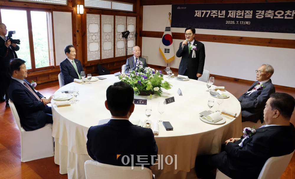 ▲우원식 국회의장이 17일 서울 여의도 국회 사랑재에서 열린 제77주년 제헌절 경축오찬에서 인사말을 하고 있다. 헤드테이블 왼쪽부터 박병석 전 국회의장.정세균 전 국회의장, 김원기 전 국회의장, 우 국회의장, 임채정 전 국회의장, 문희상 전 국회의장, 김진표 전 국회의장. 고이란 기자 photoeran@