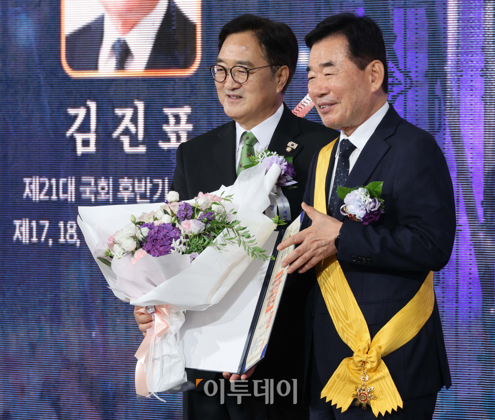 ▲우원식(왼쪽) 국회의장이 17일 서울 여의도 국회에서 열린 제77주년 제헌절 경축식에서 김진표 전 국회의장에게 국민훈장을 수여하고 있다.고이란 기자 photoeran@