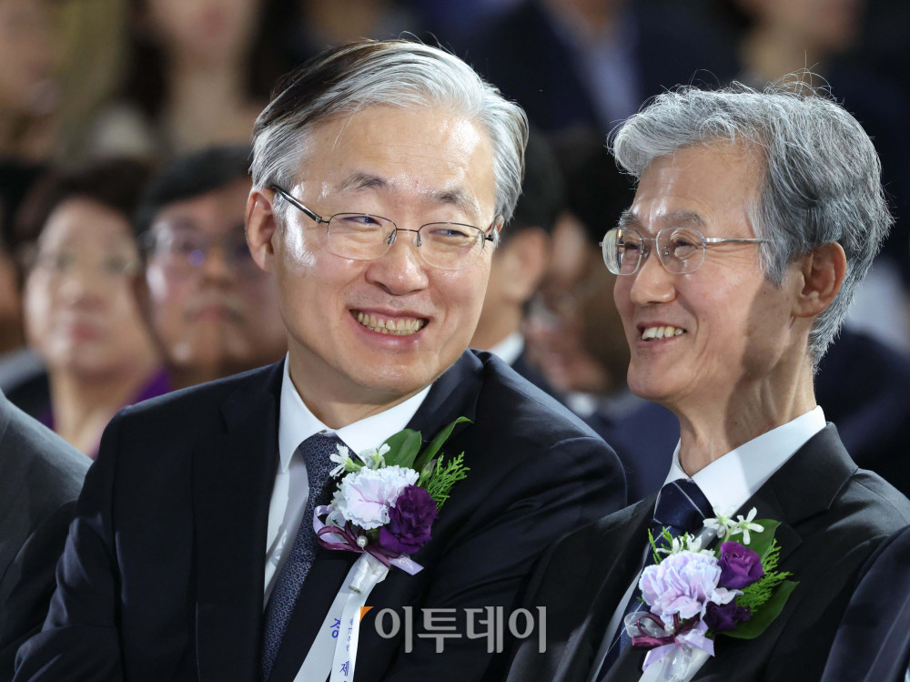 ▲김형두(왼쪽) 헌법재판소 권한대행과 조희대 대법원장이 17일 서울 여의도 국회에서 열린 제77주년 제헌절 경축식에서 대화를 나누고 있다. 고이란 기자 photoeran@