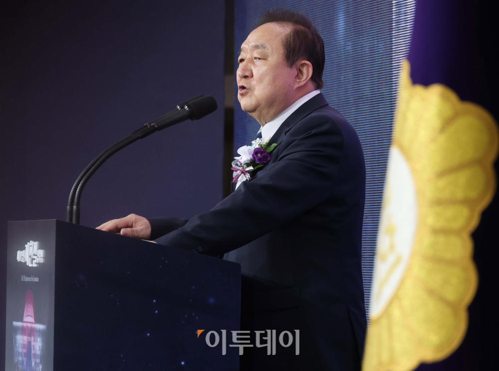 ▲정대철 헌정회장이 17일 서울 여의도 국회에서 열린 제77주년 제헌절 기념식에서 기념사를 하고 있다. 고이란 기자 photoeran@