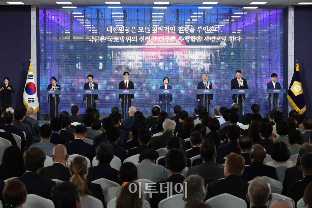 ▲국회 원내정당 대표 의원들이 17일 서울 여의도 국회에서 열린 제77주년 제헌절 기념식에서 제헌헌법 전문을 낭독하고 있다. 왼쪽부터 용혜인 기본소득당 대표, 윤종오 진보당 원내대표, 박충권 국민의힘 의원, 백승아 더불어민주당 의원, 서왕진 조국혁신당 원내대표, 천하람 개혁신당 원내대표, 한창민 사회민주당 대표. 고이란 기자 photoeran@