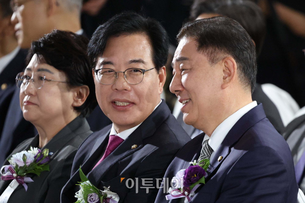 ▲송언석(가운데) 국민의힘 비대위원장 겸 원내대표와 김병기(오른쪽) 더불어민주당 당대표 직무대행 겸 원내대표가 17일 서울 여의도 국회에서 열린 제77주년 제헌절 경축식에서 대화를 나누고 있다. 고이란 기자 photoeran@