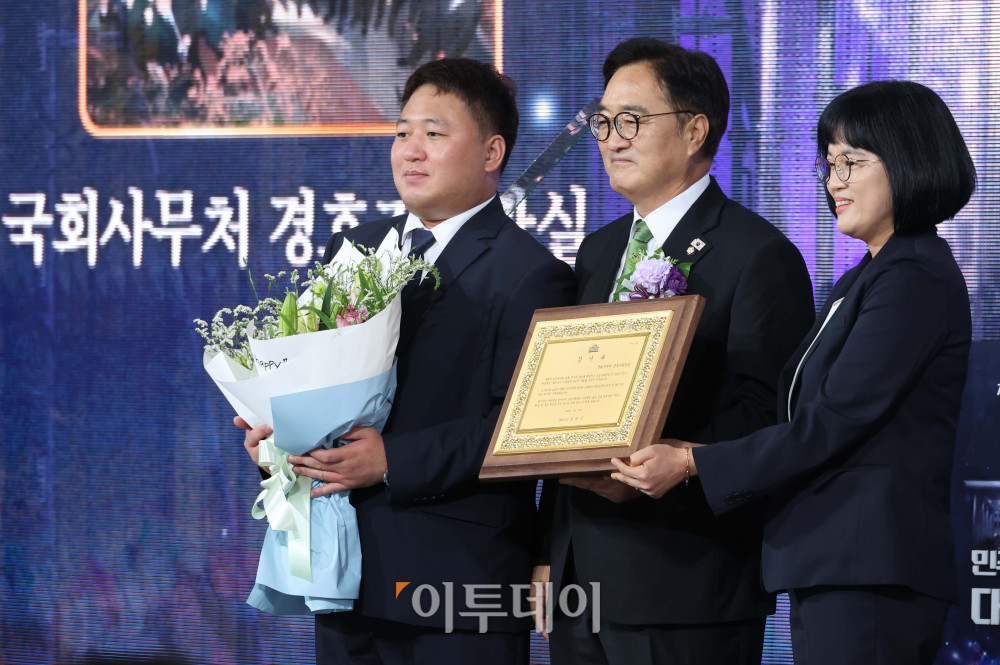 ▲우원식 국회의장이 17일 서울 여의도 국회에서 열린 제77주년 제헌절 경축식에서 국회사무처 경호기획관실에 감사패를 수여하고 있다. 고이란 기자 photoeran@