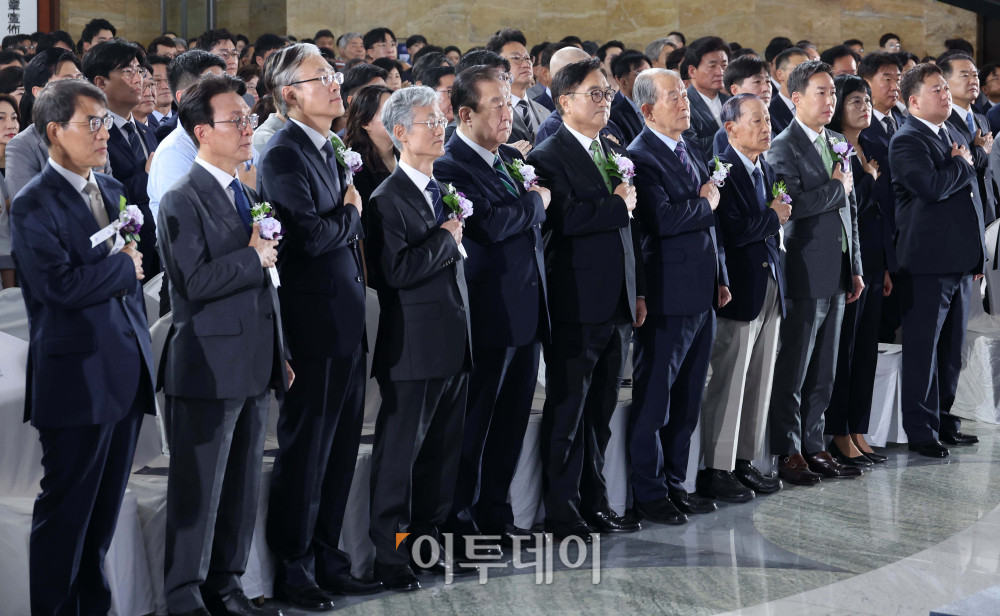 ▲우원식 국회의장, 조희대 대법원장, 김형두 헌법재판소장 권한대행, 김민석 국무총리, 정대철 헌정회장을 비롯한 참석자들이 17일 서울 여의도 국회에서 열린 제77주년 제헌절 기념식에서 국민의례를 하고 있다. 고이란 기자 photoeran@