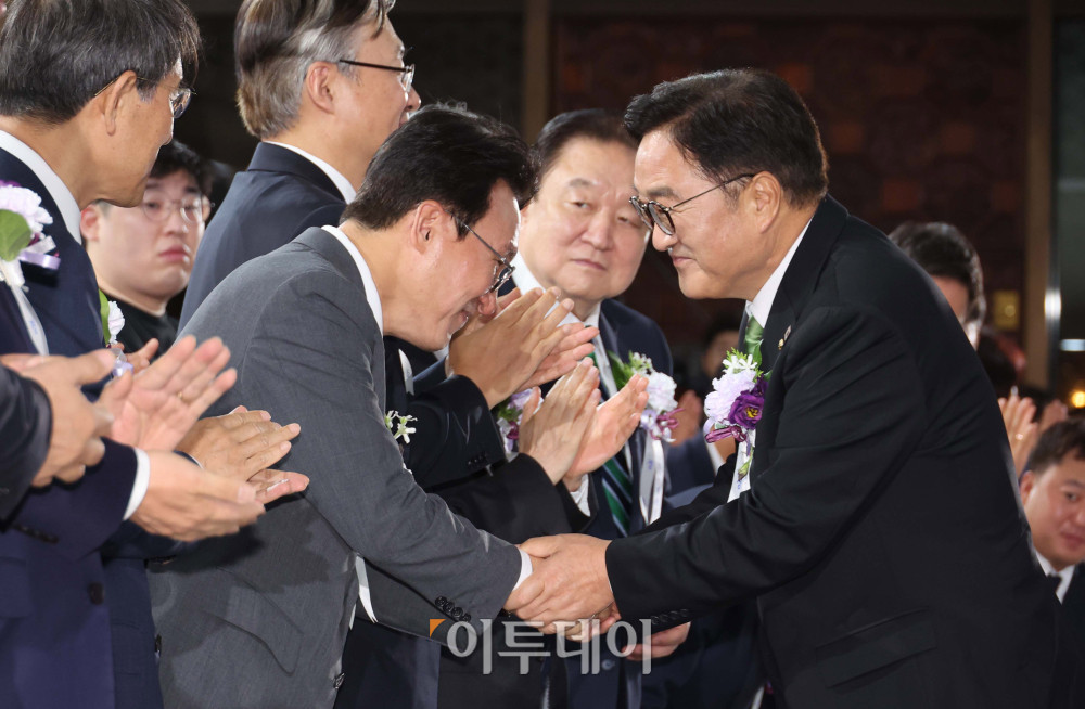 ▲우원식(오른쪽) 국회의장이 17일 서울 여의도 국회에서 열린 제77주년 제헌절 기념식에 입장하며 김민석 국무총리와 악수하고 있다. 고이란 기자 photoeran@