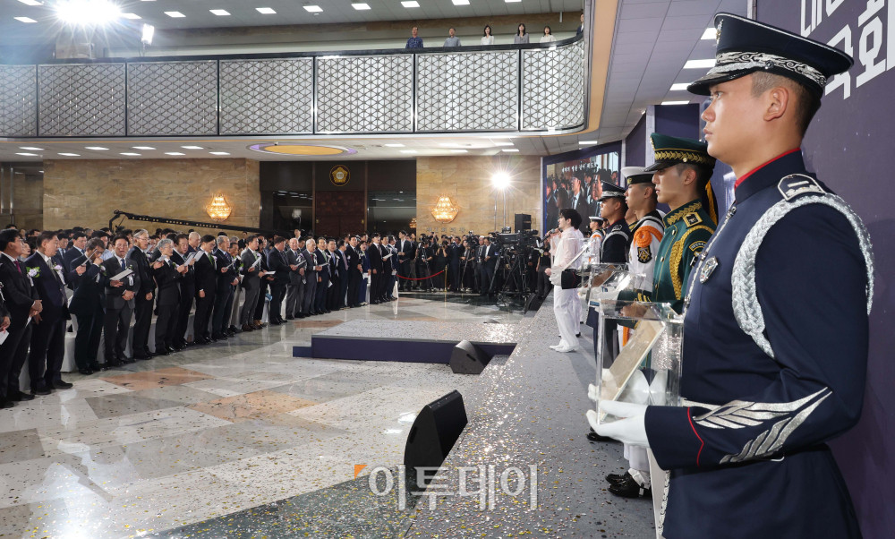 ▲우원식 국회의장을 비롯한 참석자들이 7일 서울 여의도 국회에서 열린 제77주년 제헌절 경축식에서 제헌절 노래를 제창하고 있다. 고이란 기자 photoeran@