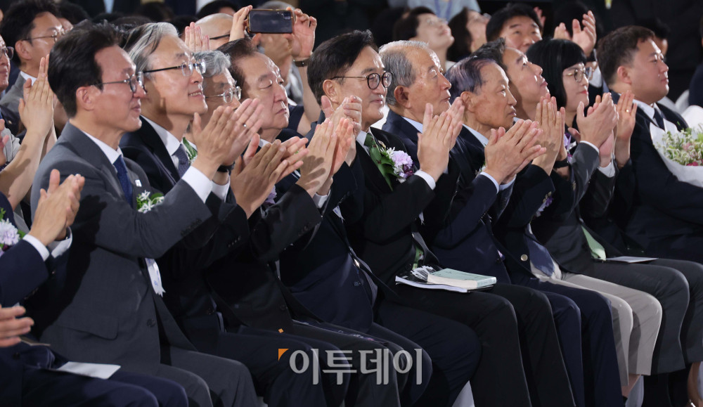 ▲우원식 국회의장을 비롯한 참석자들이 17일 서울 여의도 국회에서 열린 제77주년 제헌절 경축식에서 경축공연을 관람하고 있다. 고이란 기자 photoeran@