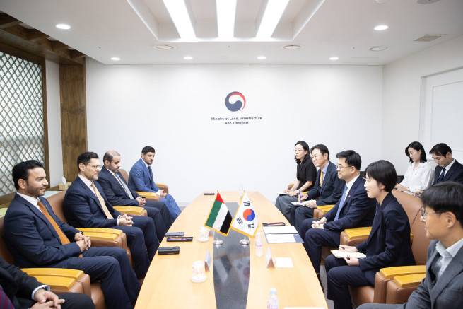 ▲이상경 국토교통부 제1차관이 17일 서울 정동 국토발전 전시관에서 월드스마트시티엑스포 참석차 방한한 모하메드 알리 알 쇼라파아부다비 자치행정교통부 의장을 만나 한-UAE 간 도시 및 교통 분야 협력방안을 논의하고 있다. (사진제공=국토교통부)