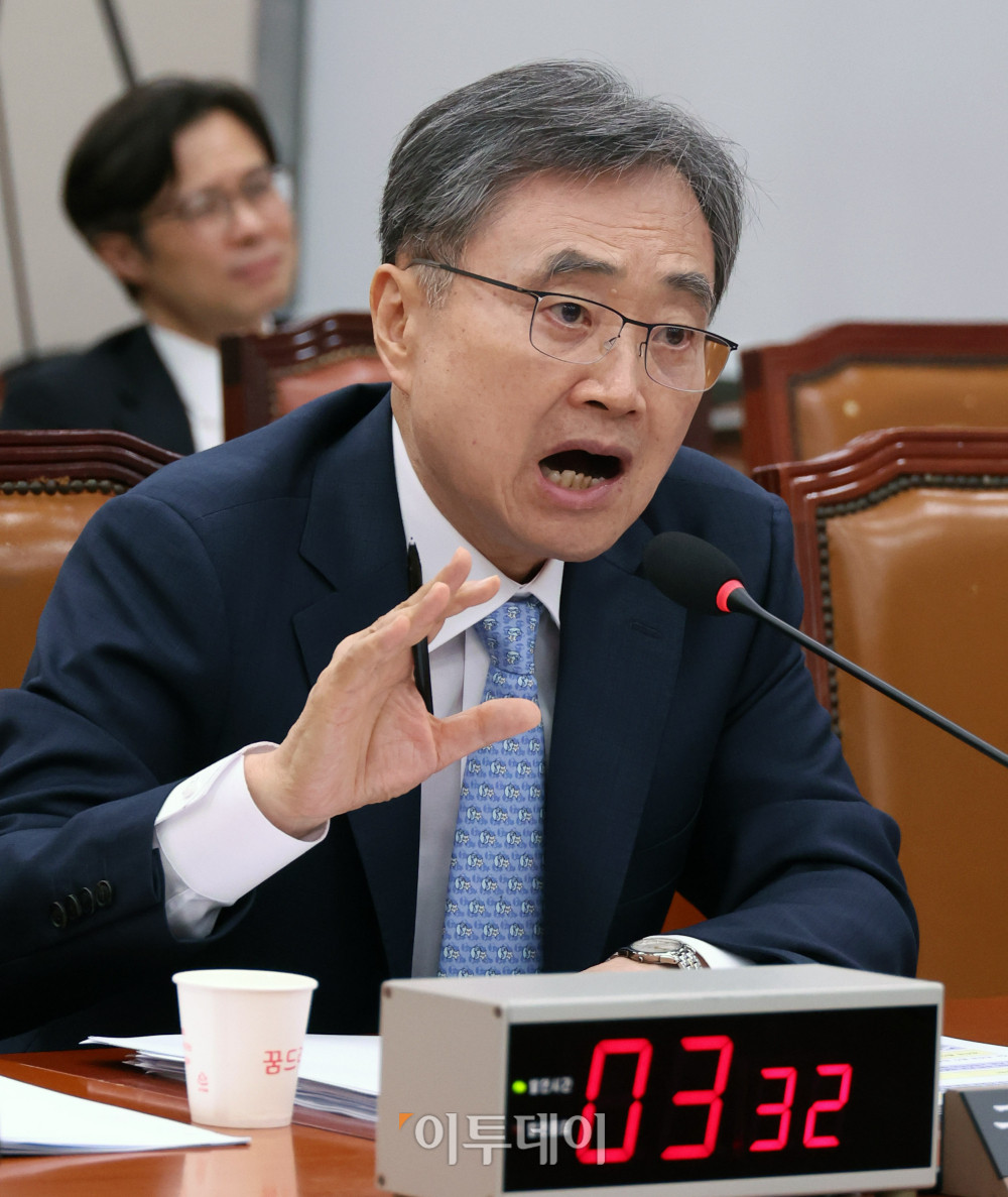 ▲조현 외교부 장관 후보자가 17일 서울 여의도 국회 외교통일위원회에서 열린 인사청문회에서 의원 질의에 답하고 있다. 고이란 기자 photoeran@