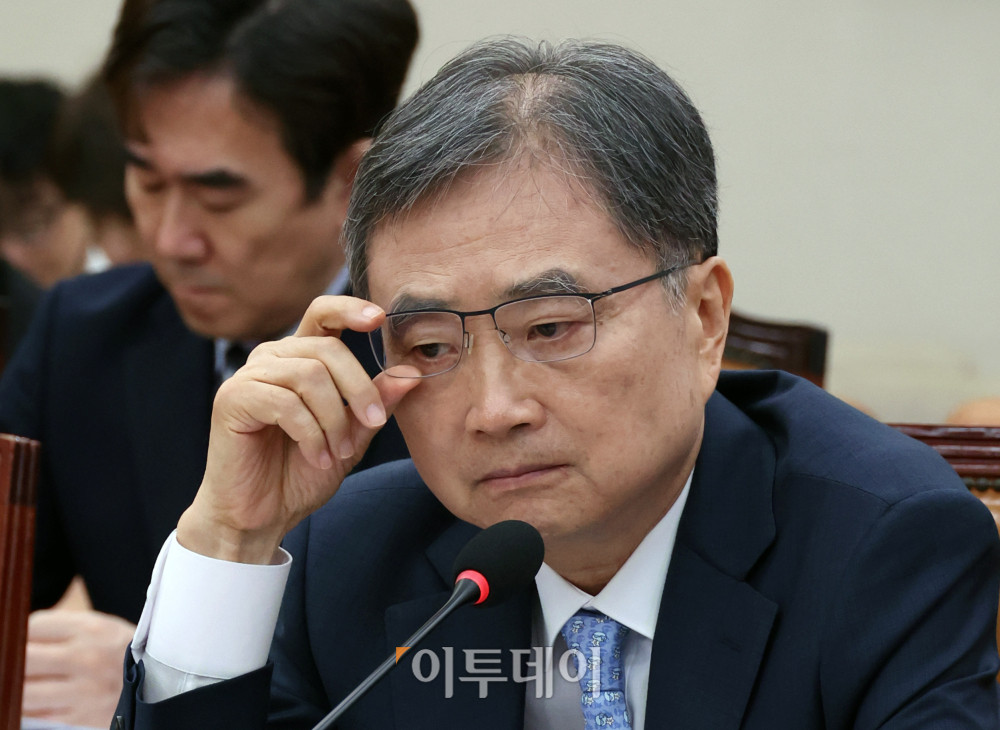 ▲조현 외교부 장관 후보자가 17일 서울 여의도 국회 외교통일위원회에서 열린 인사청문회에서 안경을 고쳐쓰고 있다. 고이란 기자 photoeran@