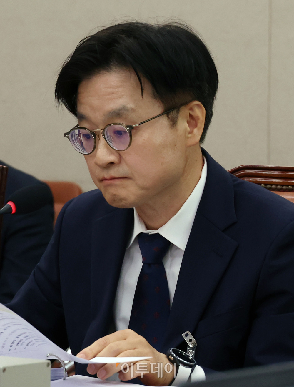 ▲김정관 산업통상자원부 장관 후보자가 17일 서울 여의도 국회 산업통상자원중소벤처기업위원회에서 열린 인사청문회에서 자료를 살펴보고 있다. 고이란 기자 photoeran@