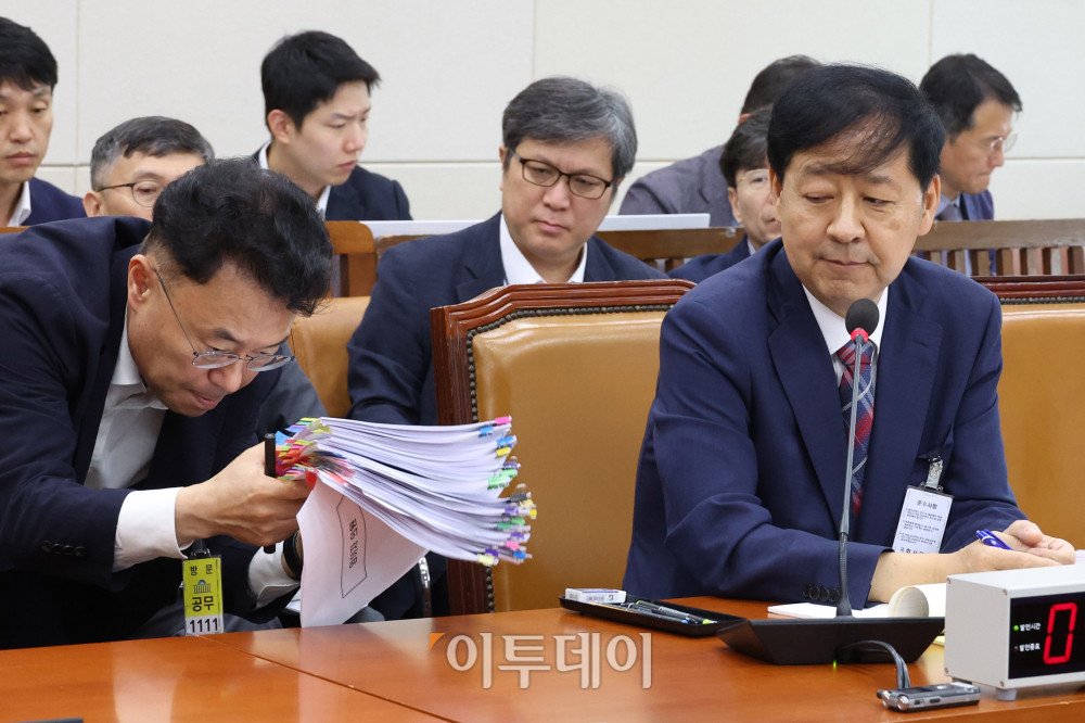 ▲구윤철 경제부총리 겸 기획재정부 장관이 17일 서울 여의도 국회 기획재정위원회 전체회의에서 열린 인사청문회에서 관계자에게 자료를 받고 있다. 고이란 기자 photoeran@