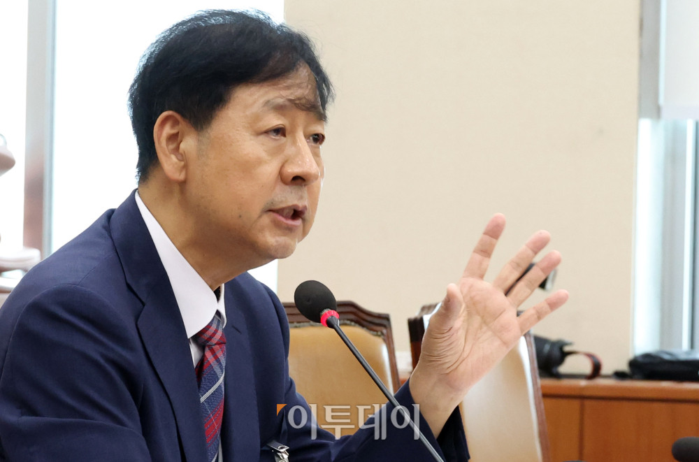 ▲구윤철 경제부총리 겸 기획재정부 장관이 17일 서울 여의도 국회 기획재정위원회 전체회의에서 열린 인사청문회에서 의원 질의에 답하고 있다. 고이란 기자 photoeran@