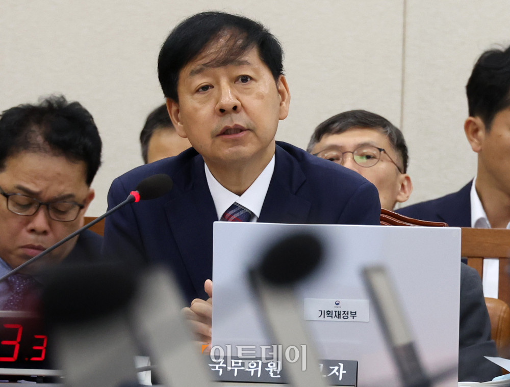 ▲구윤철 경제부총리 겸 기획재정부 장관이 17일 서울 여의도 국회 기획재정위원회 전체회의에서 열린 인사청문회에서 의원 질의에 답하고 있다. 고이란 기자 photoeran@