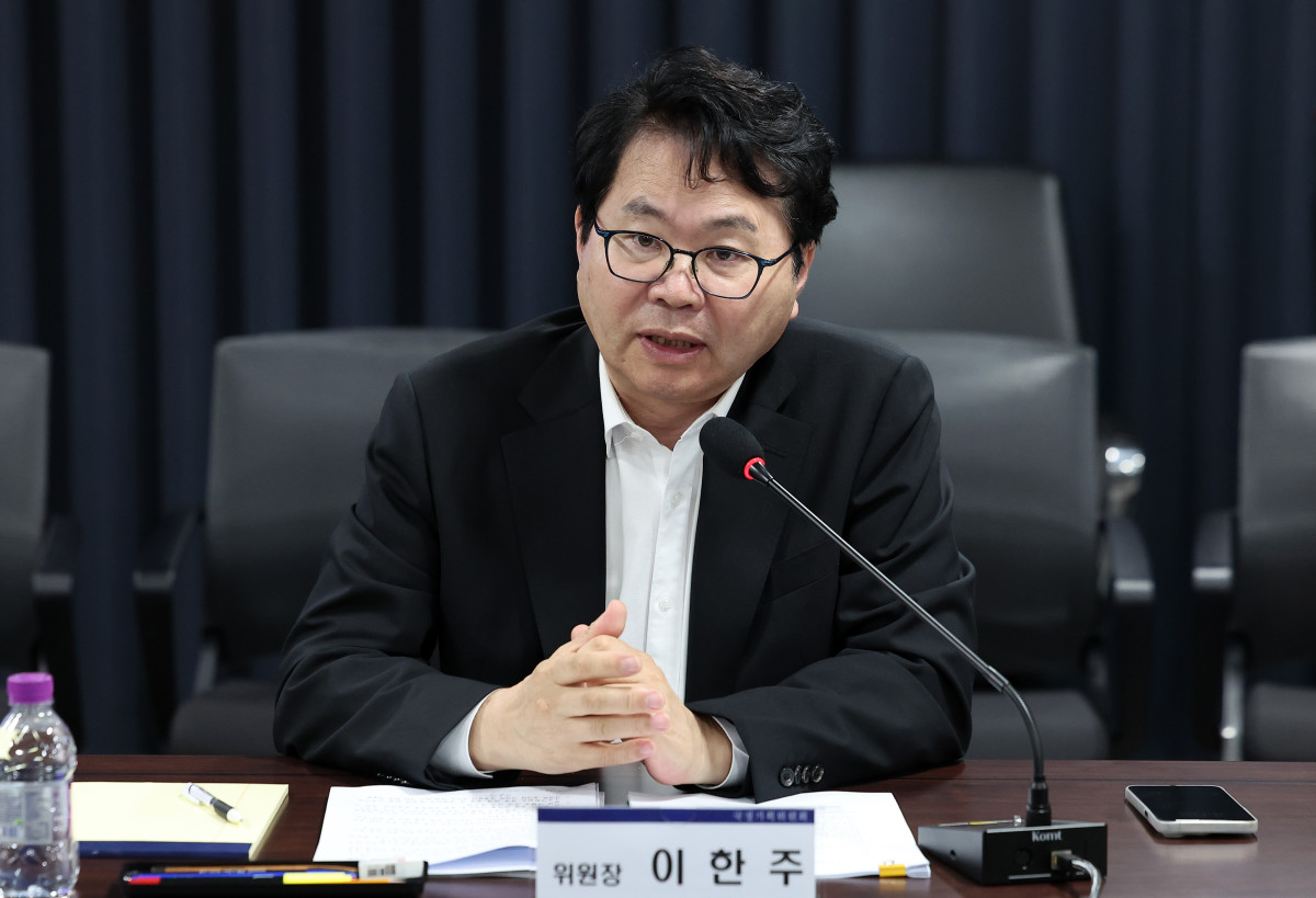 ▲이한주 국정기획위원장이 17일 서울 종로구 정부서울청사 창성동 별관 국정기획위원회에서 열린 우수인재 육성, 유치, 유출 대응 토론회에 참석해 발언하고 있다. (공동취재) (사진=뉴시스)