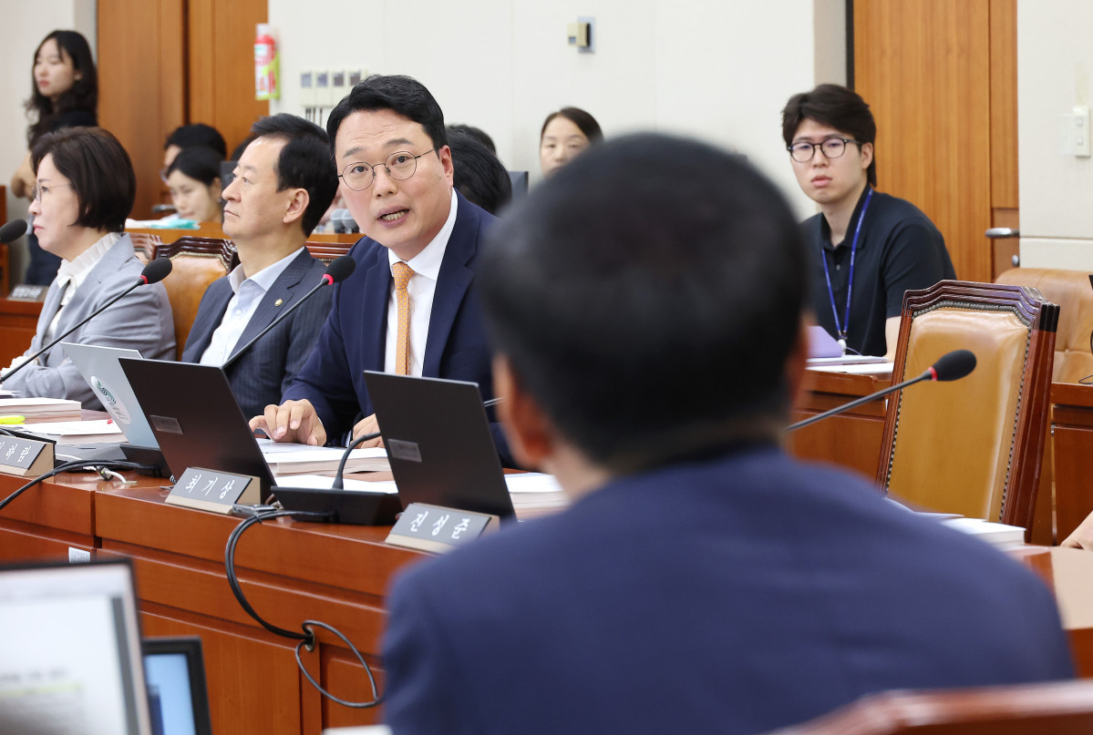 ▲<YONHAP PHOTO-4388> 질의하는 천하람 의원     (서울=연합뉴스) 김주형 기자 = 개혁신당 천하람 의원(왼쪽 세번째)이 17일 국회 기획재정위원회에서 열린 구윤철 경제부총리 겸 기획재정부 장관 후보자 인사청문회에서 예산실장 시절 관급공사 업체서 단체장 접촉 등과 관련해 질문하고 있다. 2025.7.17    kjhpress@yna.co.kr/2025-07-17 13:47:13/<저작권자 ⓒ 1980-2025 ㈜연합뉴스. 무단 전재 재배포 금지, AI 학습 및 활용 금지>