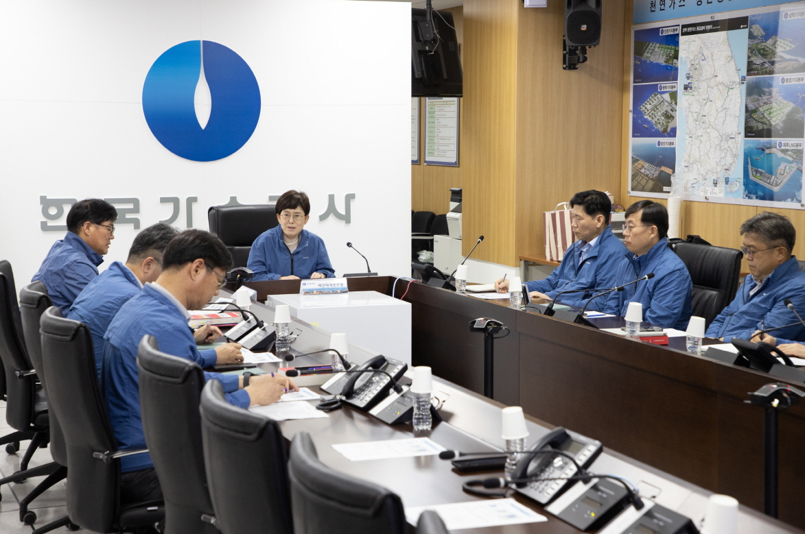 ▲최연혜 한국가스공사 사장이 17일 대구 본사 재난상황실에서 하천 범람과 도로 유실 등에 대비해 천연가스 공급 및 시설 안전 관리 현황을 긴급 점검하고 피해 대응 방안을 논의하고 있다. (사진제공=한국가스공사)