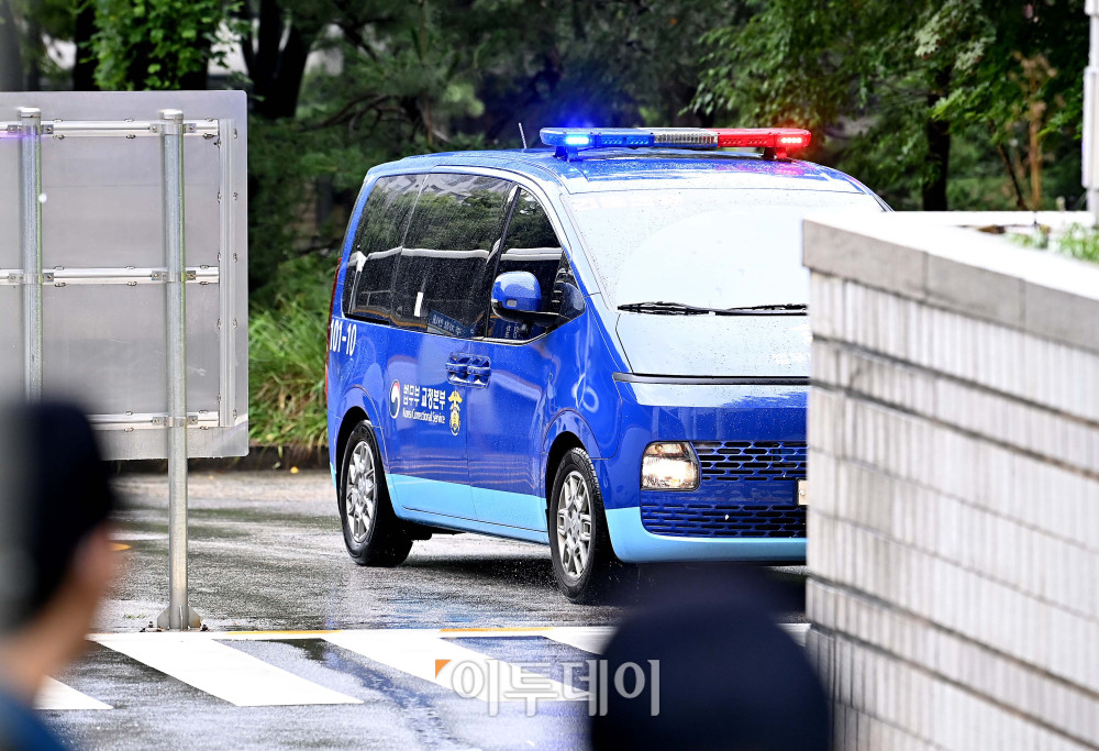 ▲구속 수감된 윤석열 전 대통령이 탑승한 호송차가 18일 오전 서울 서초구 서울중앙지방법원으로 들어서고 있다. 윤 전 대통령은 서울중앙지법에서 열리는 구속적부심사에 직접 출석한다. 2025.07.18 사진공동취재단
