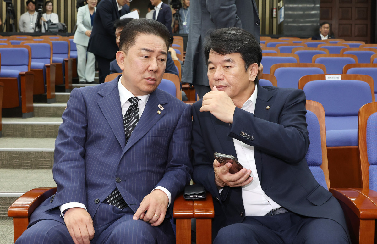 ▲김병기 더불어민주당 대표 직무대행 겸 원내대표(왼쪽)과 문진석 원내수석부대표가 의원총회에 참석해 대화하고 있다. (연합뉴스)