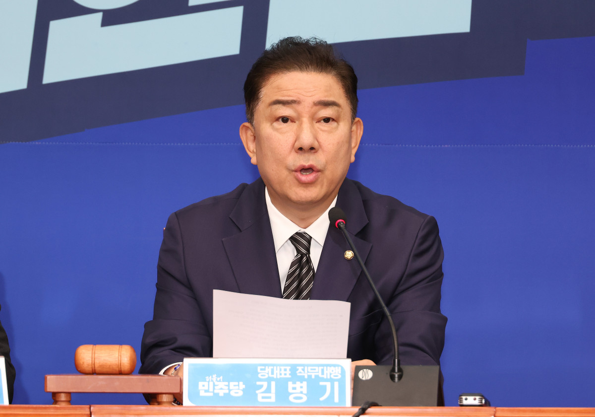 ▲김병기 더불어민주당 당대표 직무대행 겸 원내대표가 18일 국회에서 열린 최고위원회의에서 발언하고 있다.  (연합뉴스)