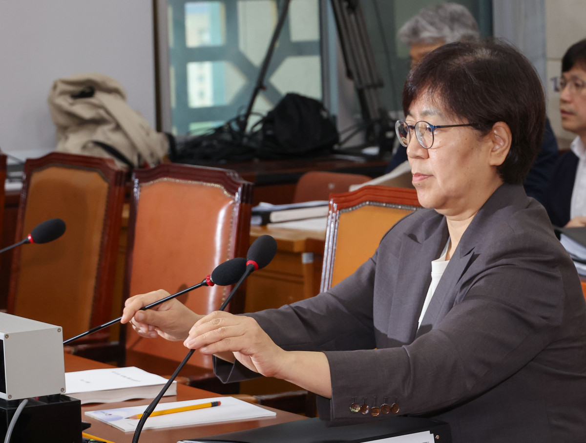 ▲<YONHAP PHOTO-2099> 마이크 조정하는 정은경 복지부 장관 후보자 (서울=연합뉴스) 김주형 기자 = 정은경 보건복지부 장관 후보자가 18일 서울 여의도 국회 보건복지위원회에서 열린 인사청문회에서 마이크를 조정하고 있다. 2025.7.18 kjhpress@yna.co.kr/2025-07-18 10:12:56/<저작권자 ⓒ 1980-2025 ㈜연합뉴스. 무단 전재 재배포 금지, AI 학습 및 활용 금지>