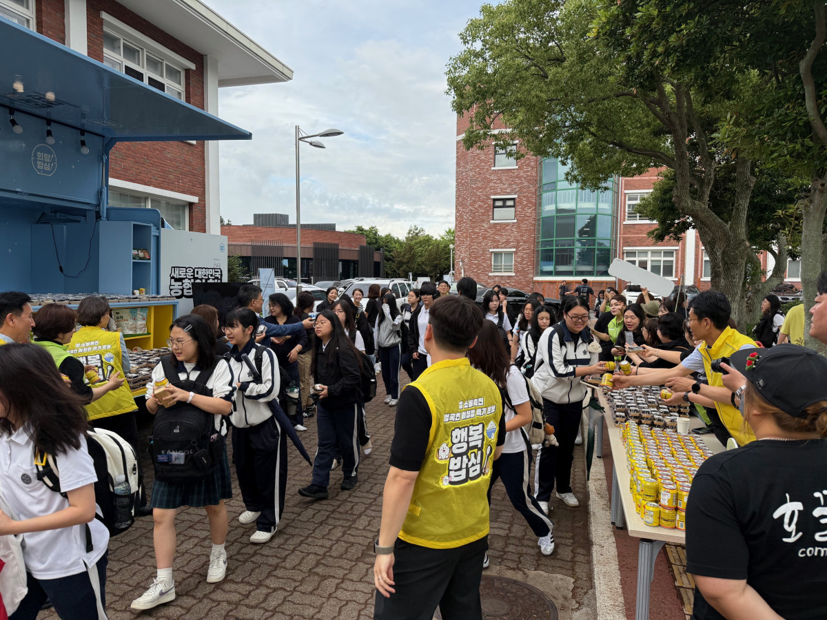 ▲농협경제지주 관계자들이 6월13일 제주 신성여고를 찾아 청소년의 건강한 식습관 형성과 아침밥 문화확산을 위해 '행복米밥차'를 운영, 학생들에게 아침밥을 나눠주고 있다. (사진제공=농협)