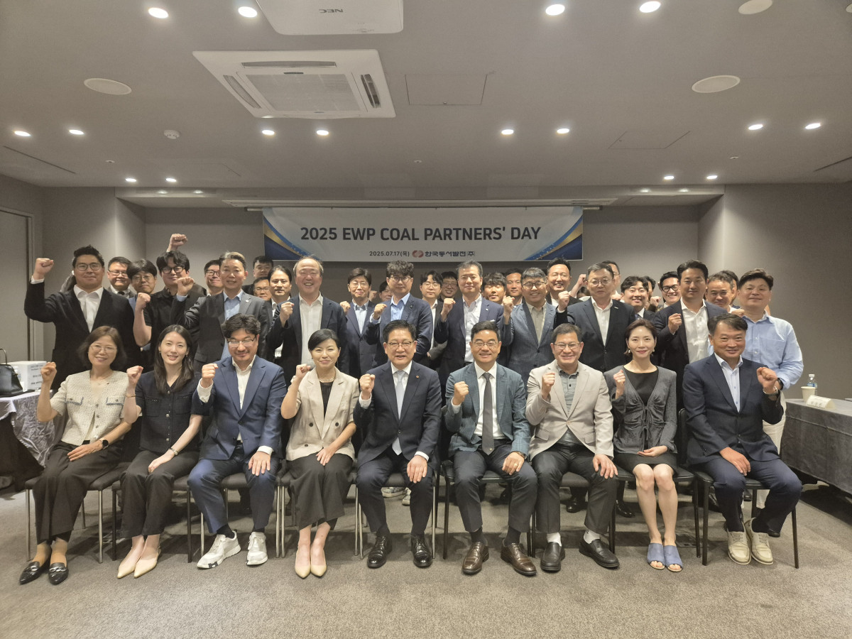 ▲권명호 한국동서발전 사장(앞줄 가운데)이 17일 서울 마포 신라스테이에서 ‘2025 유연탄 협력사 간담회(EWP Coal Partners’ Day)’를 열고, 협력사 담당자 및 동서발전 관계자들과 기념 촬영을 하고 있다. (사진제공=한국동서발전)