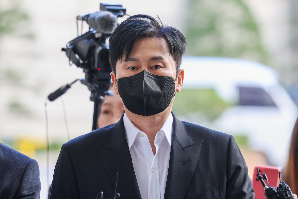 ▲가수 비아이의 마약 혐의 수사 무마를 위해 제보자를 협박한 혐의로 재판에 넘겨진 양현석 전 YG엔터테인먼트 대표가 8일 오후 서초구 서울고등법원에서 열린 항소심 선고 공판에 출석하기 위해 법정으로 향하고 있다. (연합뉴스)