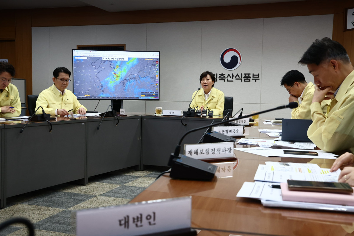 ▲송미령 농림축산식품부 장관이 18일 농업 분야 호우 대처 상황 긴급 점검회의를 열고 집중호우에 따른 피해 복구 방안을 논의하고 있다. (사진제공=농림축산식품부)