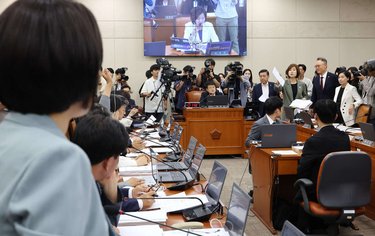 ▲18일 서울 여의도 국회 보건복지위원회에서 열린 정은경 보건복지부 장관 후보자 인사청문회에서 김미애 국민의힘 의원이 정 후보자 배우자의 주식 투자 의혹과 관련해 매수·매도 시기를 포함한 상세 거래내용을 들어 보이며 항의하자 이소영 더불어민주당 의원이 반박하며 설전을 벌이고 있다. (연합뉴스)