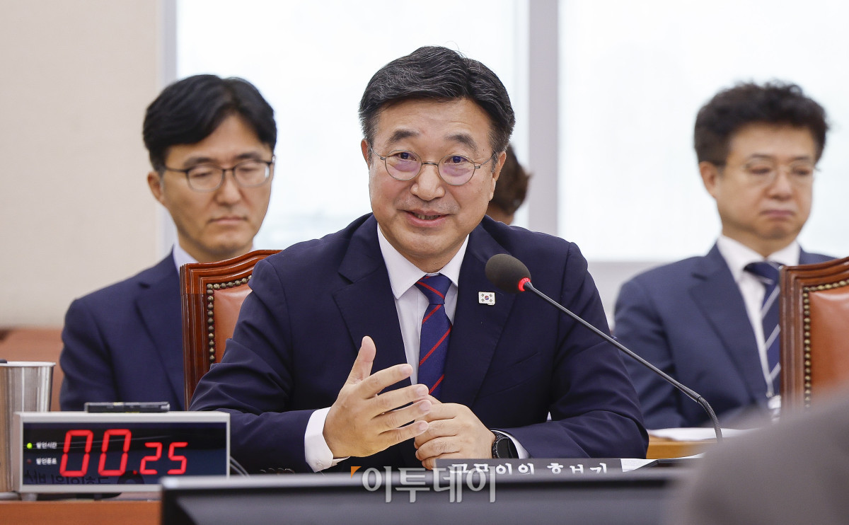 ▲윤호중 행정안전부 장관 후보자가 18일 서울 여의도 국회 행정안전위원회에서 열린 인사청문회에서 의원 질의에 답변하고 있다. 조현호 기자 hyunho@