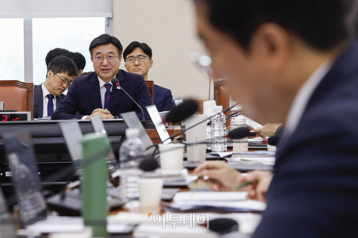 ▲윤호중 행정안전부 장관 후보자가 18일 서울 여의도 국회 행정안전위원회에서 열린 인사청문회에서 의원 질의에 답변하고 있다. 조현호 기자 hyunho@