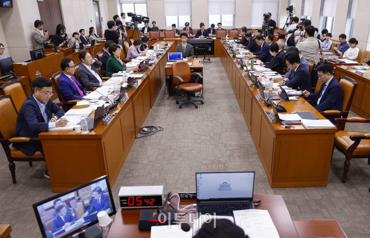 ▲윤호중 행정안전부 장관 후보자가 18일 서울 여의도 국회 행정안전위원회에서 열린 인사청문회에서 의원 질의에 답변하고 있다. 조현호 기자 hyunho@