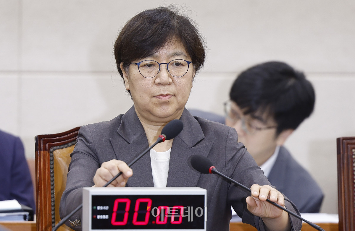 ▲정은경 보건복지부 장관 후보자가 18일 서울 여의도 국회 보건복지위원회에서 열린 인사청문회에서 마이크를 조정하고 있다. 조현호 기자 hyunho@