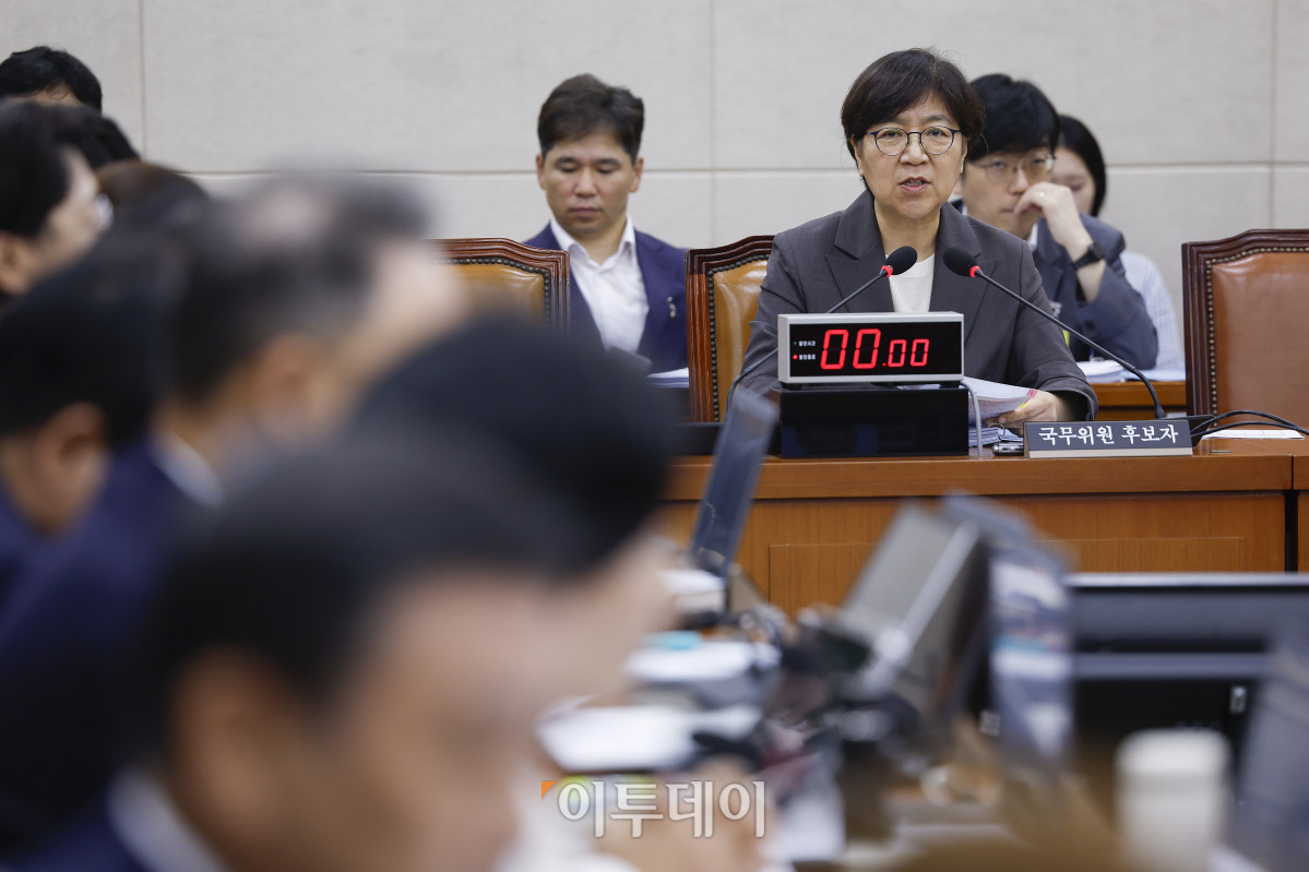 ▲정은경 보건복지부 장관 후보자가 18일 서울 여의도 국회 보건복지위원회에서 열린 인사청문회에서 의원 질의에 답변하고 있다. 조현호 기자 hyunho@