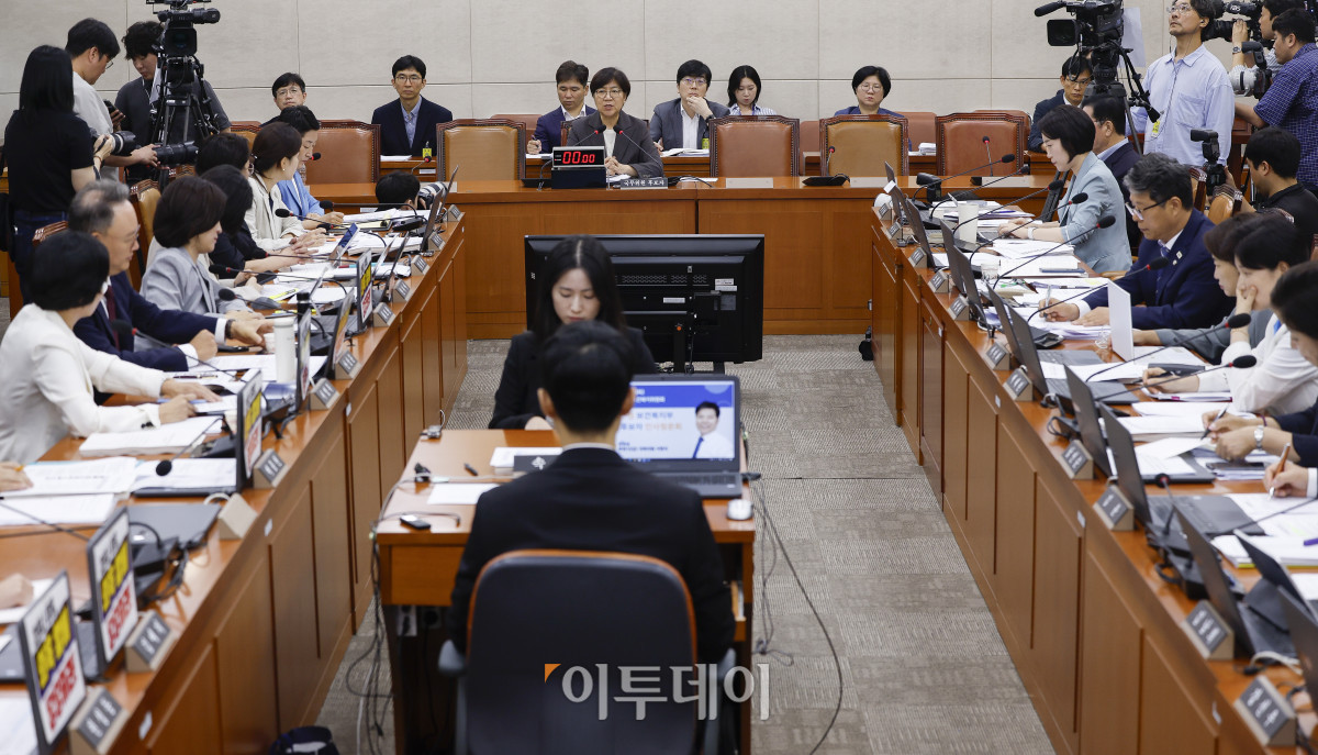▲정은경 보건복지부 장관 후보자가 18일 서울 여의도 국회 보건복지위원회에서 열린 인사청문회에서 의원 질의에 답변하고 있다. 조현호 기자 hyunho@