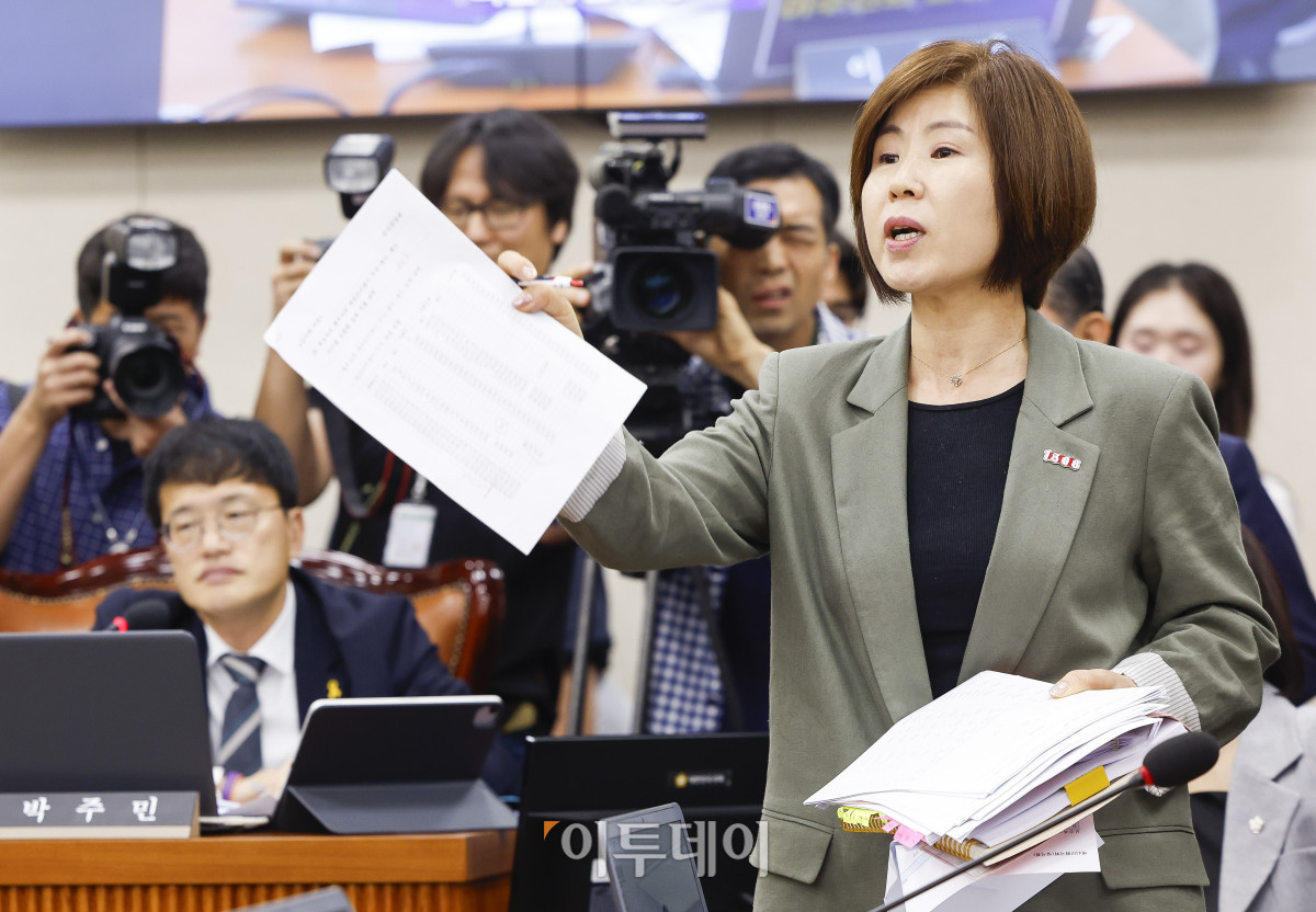 ▲김미애 국민의힘 간사가 18일 서울 여의도 국회 보건복지위원회에서 열린 정은경 보건복지부 장관 후보자에 대한 인사청문회에서 여당 의원들에게 항의하고 있다. 조현호 기자 hyunho@