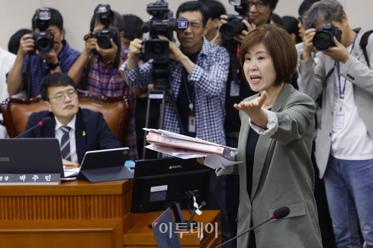 ▲김미애 국민의힘 간사가 18일 서울 여의도 국회 보건복지위원회에서 열린 정은경 보건복지부 장관 후보자에 대한 인사청문회에서 여당 의원들에게 항의하고 있다. 조현호 기자 hyunho@