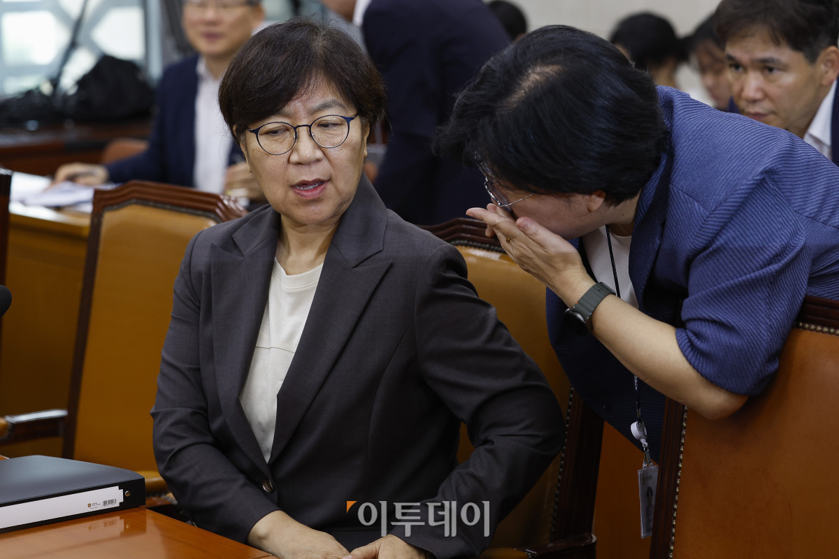 ▲정은경 보건복지부 장관 후보자가 18일 서울 여의도 국회 보건복지위원회에서 열린 인사청문회에서 관계자와 대화를 하고 있다. 조현호 기자 hyunho@