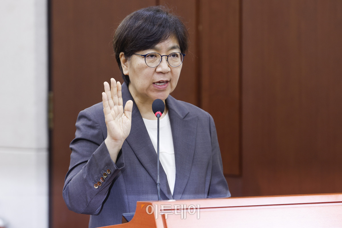 ▲정은경 보건복지부 장관 후보자가 18일 서울 여의도 국회 보건복지위원회에서 열린 인사청문회에서 선서하고 있다. 조현호 기자 hyunho@