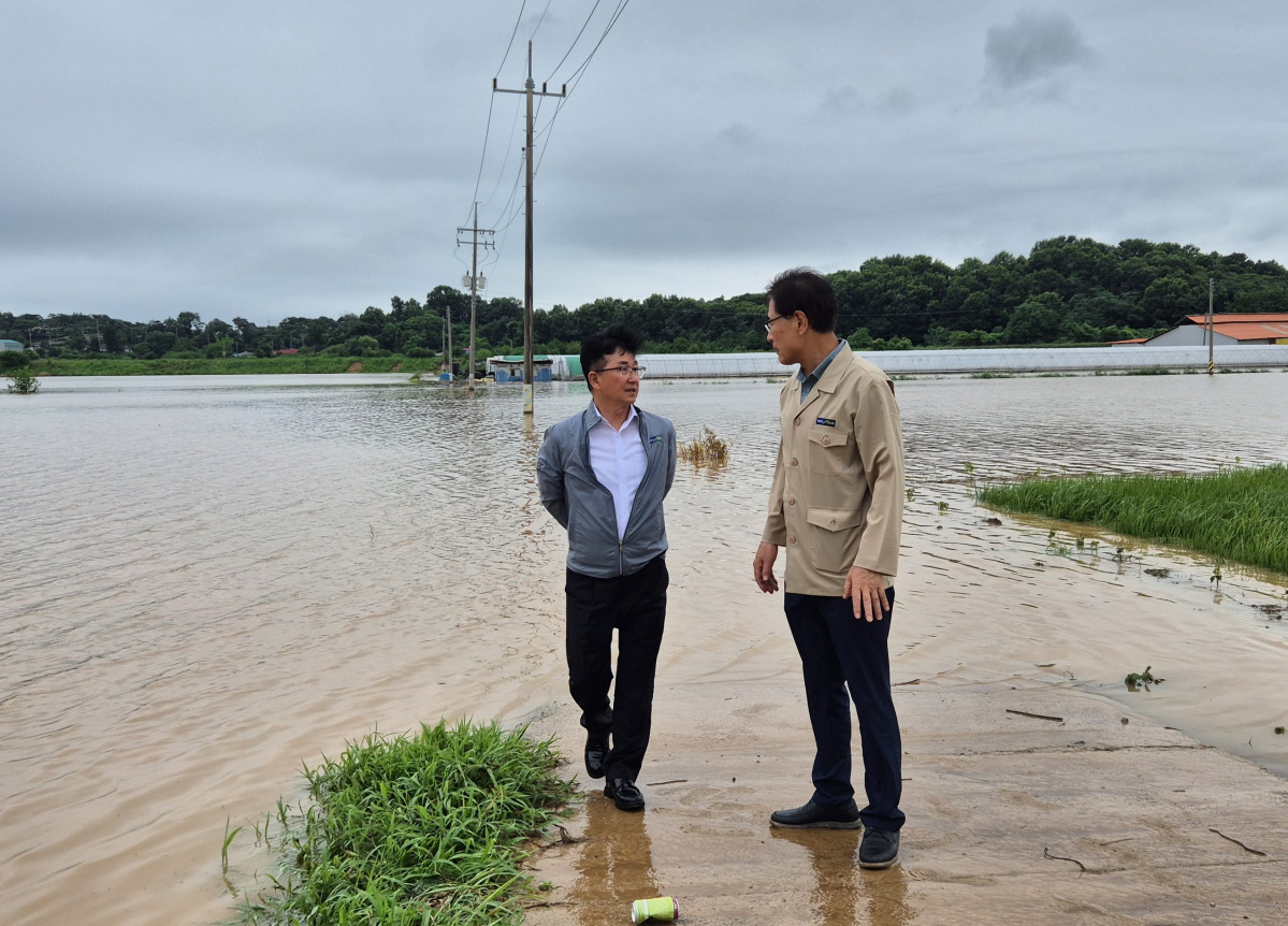 ▲송춘수  NH농협손해보험 대표이사(왼쪽)가 농경지 피해 현장을 점검하고 있다. ( NH농협손해보험)