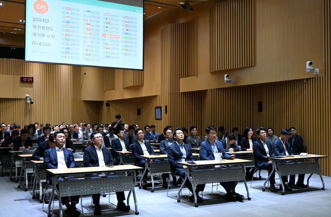 ▲오세훈(앞줄 왼쪽 세 번째) 서울시장이 18일 2025년 고위공직자 대상 청렴교육을 청취하고 있다. (사진제공=서울시)